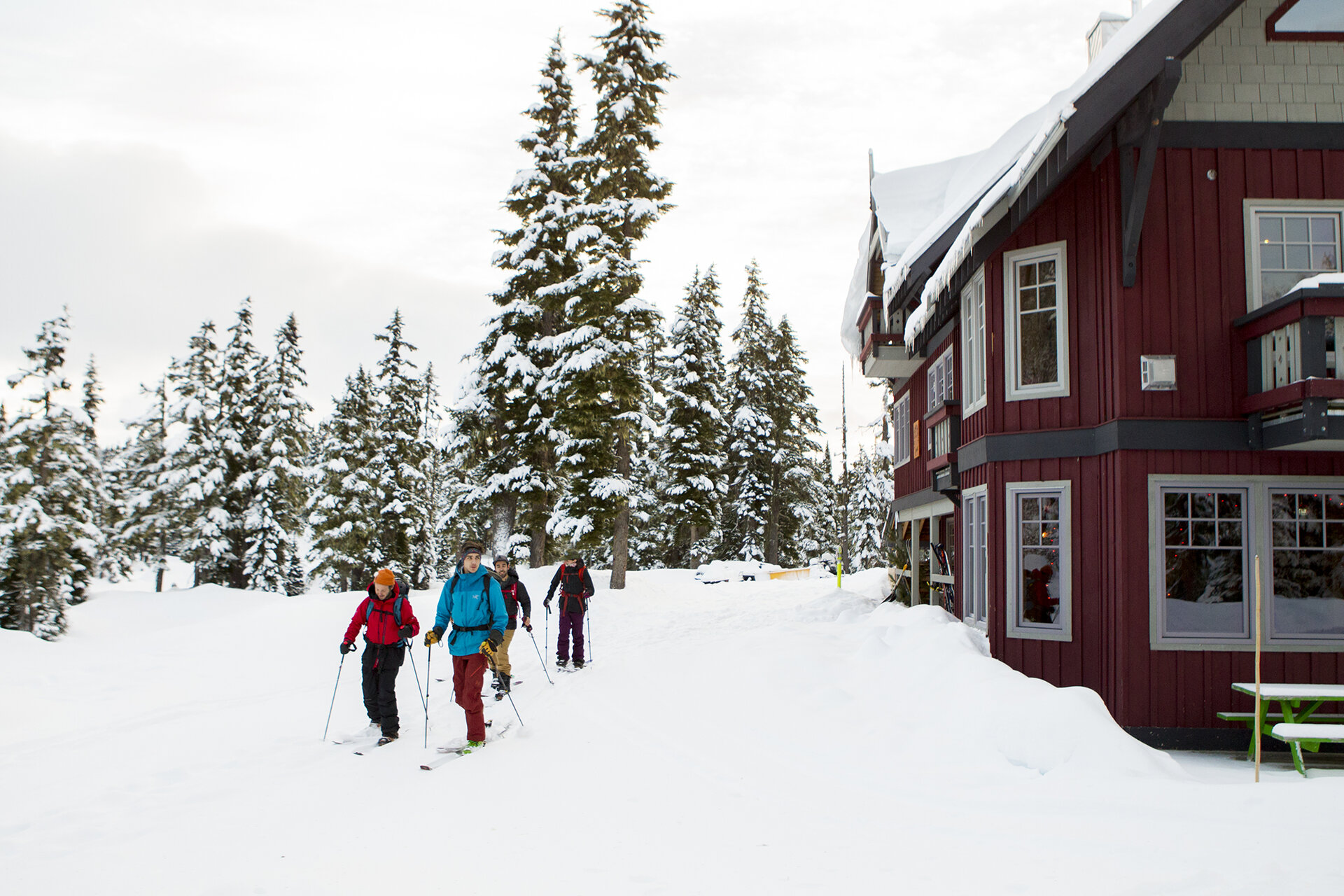 Group getting ready to skii
